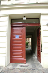 Porte ouverte dans un immeuble, Berlin, Allemagne.