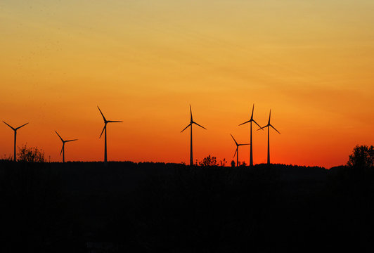 Windpark im Abendrot