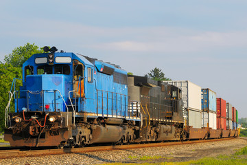 Obraz premium Dwie lokomotywy ciągnące pociąg samochodów-kontenerów