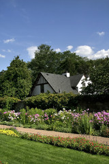 Fototapeta na wymiar Historic Home i Flower Garden
