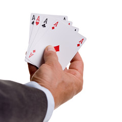 Männerhand hält vier Asse beim Kartenspielen