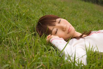 草原で眠る女性