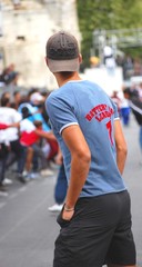 jeune homme et sa casquette