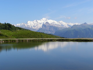Fototapeta na wymiar Mont Blanc i Jezioro Joux samolot