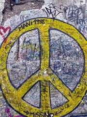 Symbole de la paix jaune, mur de Berlin Allemagne.