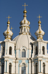 Fototapeta na wymiar świątynia z trzema kopułami w Petersburgu