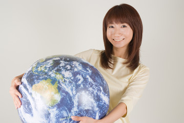 地球儀を持つ女性