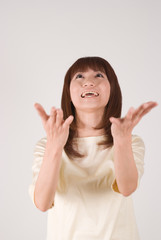 上を見る女性