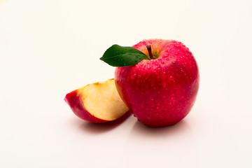 Fototapeta na wymiar Czerwone jabłko z kropli Warter na białym tle