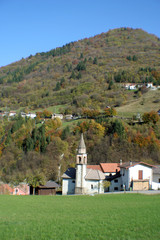 villaggio ai piedi della collina
