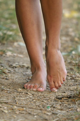 Obraz na płótnie Canvas bare foot woman walk outdoor gentle leg