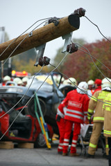 Übung von Rettung und Feuerwehr bei Unfall mit Auto