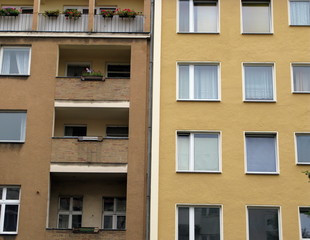 Fototapeta premium Façades d'immeubles jaunes et ocres, Berlin, Allemagne.