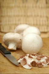 Champignons putzen und zerkleinern