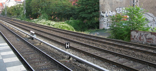 Rails au bord du quai. Atttendant le train.