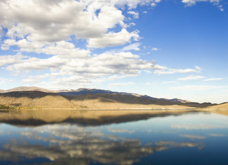 Fototapeta na wymiar View from Topaz Lake, on the borders of CA and NV