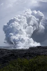 Foto op geborsteld aluminium Vulkaan Lava op Hawaï vanaf de berg Kilauea die de oceaan raakt