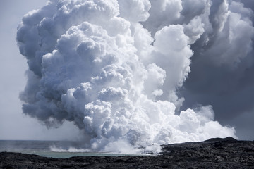 stroom van lava op Hawaï vanaf de berg Kilauea die de oceaan raakt