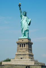 Fototapeta na wymiar Statua Wolności fragment nad błękitne niebo