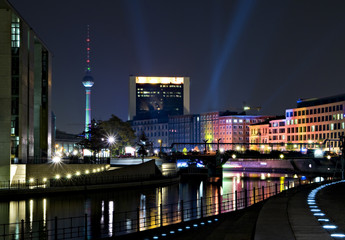 berlin, regierungviertel, spree und fernsehturm - obrazy, fototapety, plakaty