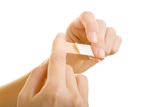 Nahaufnahme von einer Hand mit Heftpflaster