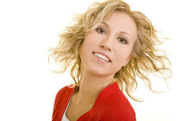 Blonde junge Frau dreht lachend ihren Kopf