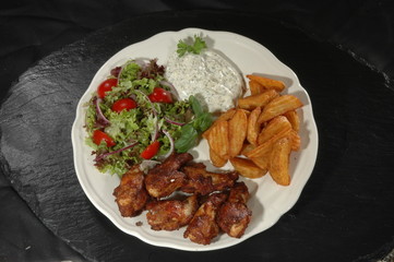 Chickenwings mit Patatoes, Salat uns Tzaziki