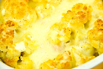 Blumenkohl-Auflauf mit gratinierter Käse-Kruste