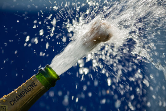 Knallender Korken einer ge&ouml;ffnete Champagner Flasche