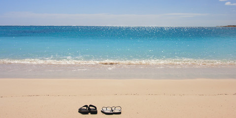 Badeschuhe an einsamen Strand