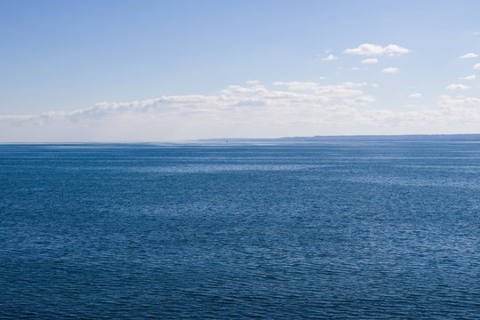 Fototapeta View of the ocean on a clear sunny day
