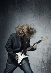Fototapeta premium Electric guitar player on a trash background