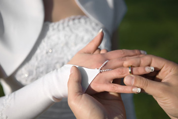 Obraz na płótnie Canvas Wedding rings exchange between groom and bride