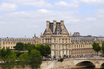 Fototapeta na wymiar Luwr zewnątrz budynku, Paryż, Francja