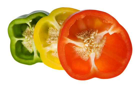 Paprika in drei Farben, vor weissem Hintergrund isoliert