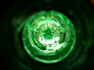 Grüne Plastikflasche innen