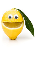 Eine lachende Zitrone mit Blatt seitlich