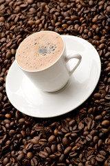 Tasse mit Espresso auf vielen Bohnen