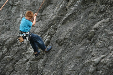 Junge in der Kletterwand