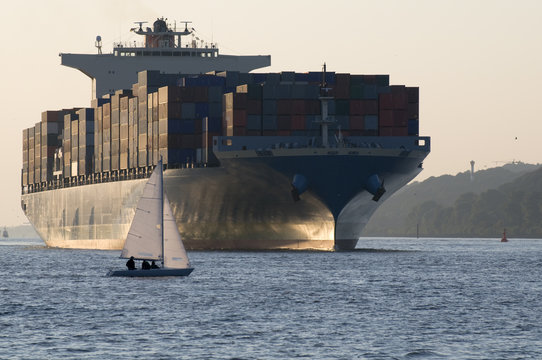 Segelschiff kreuzt Container-Riesen