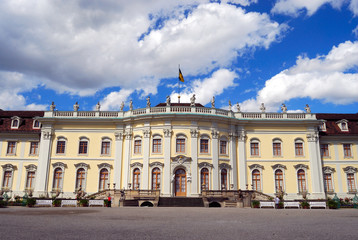 Fototapeta na wymiar Wejście do pałacu królewskiego w Ludwigsburgu - widok panoramiczny.