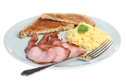 Bacon with scrambled eggs and wholemeal toast