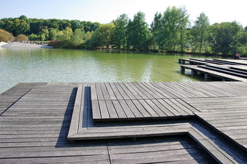 Ponton de bois au bord d'un lac.