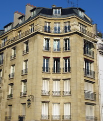 Fototapeta na wymiar Wklęsła kamień budowlany, błękitne niebo, Paryż, Francja.