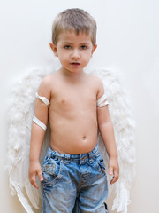 bambino con ali d'angelo