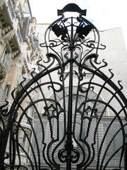 Grille de fer forgé noire art-déco. Paris, France.