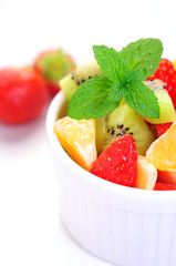 obstsalat mit minz-deko