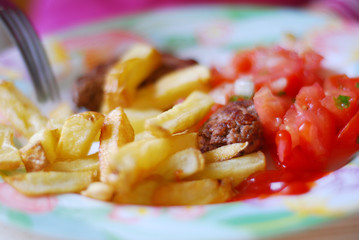Frite, steak haché,tomate