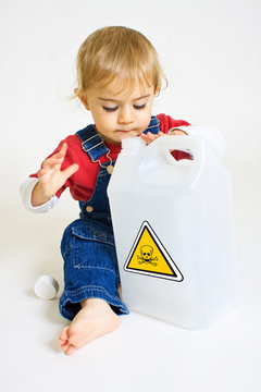 b&eacute;b&eacute; dangereux produit chimique ingestion risque danger boire