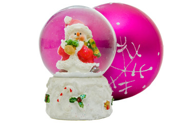 Obraz na płótnie Canvas Snow globu - Christmas souvenir przed jednym różowym piłkę